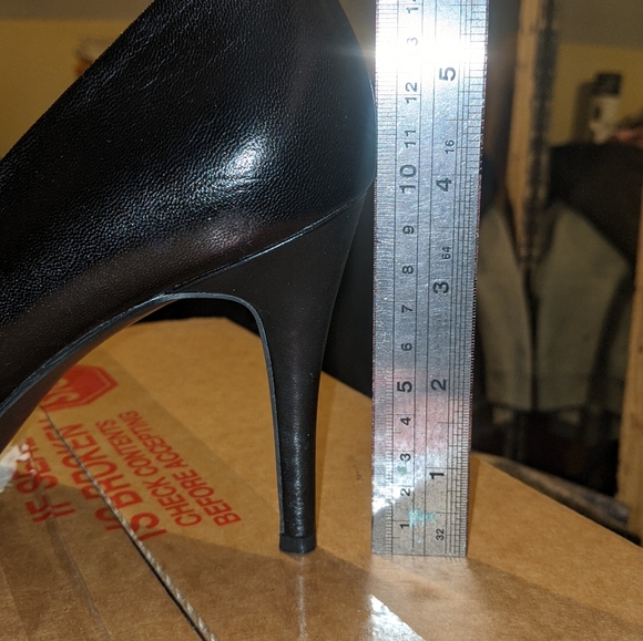 Nine West Black Leather Pointed Toe Pump - Picture 5 of 6
